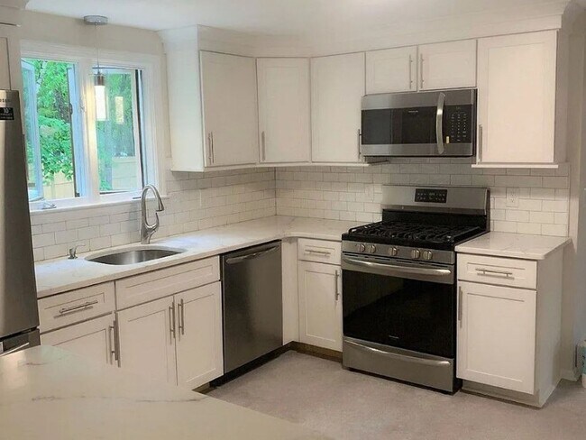 Foto del edificio - Rent Reduced! Ideally located 3 bedroom ho...