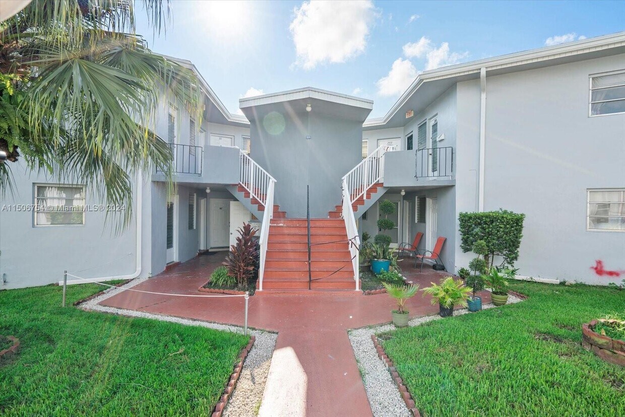 Primary Photo - 1651 NE Miami Gardens Dr