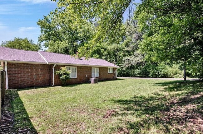 Building Photo - 4 bedroom 2 Bath - Available Now