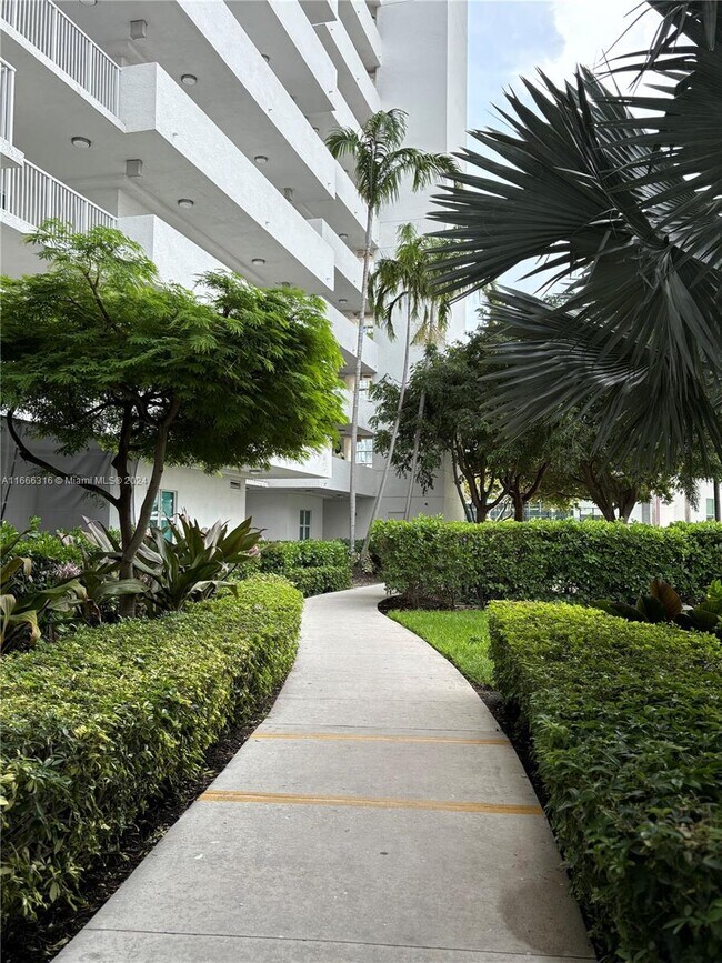 Foto del edificio - 14951 Royal Oaks Ln