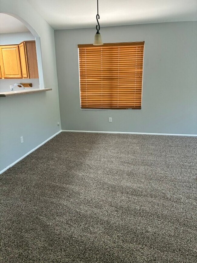 Building Photo - 529 E Cantebria Dr