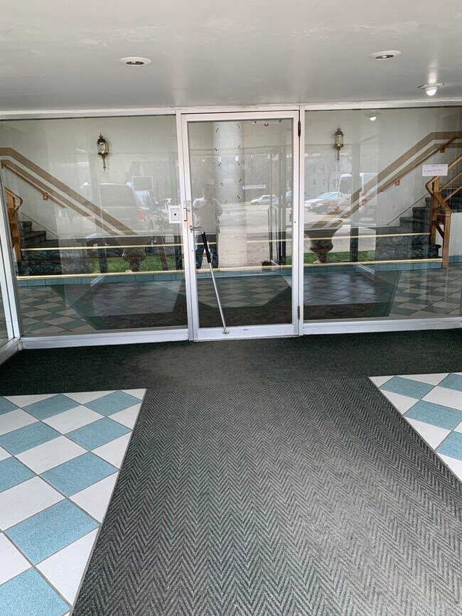 Foto del edificio - 7250 N Western Ave