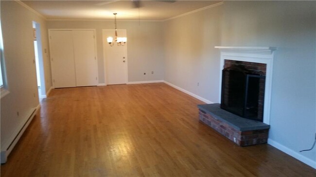 Building Photo - 46 Glen Meade Dr