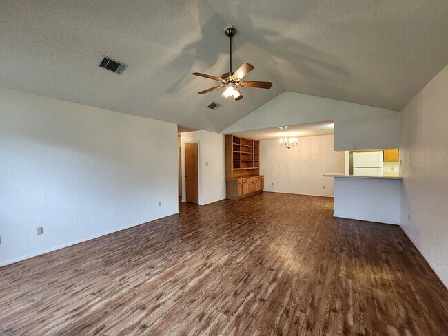 Foto del edificio - 2 Weeks Free Rent /Great Location off the ...