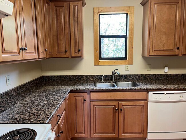 Building Photo - 2819 Pace Bend Rd S