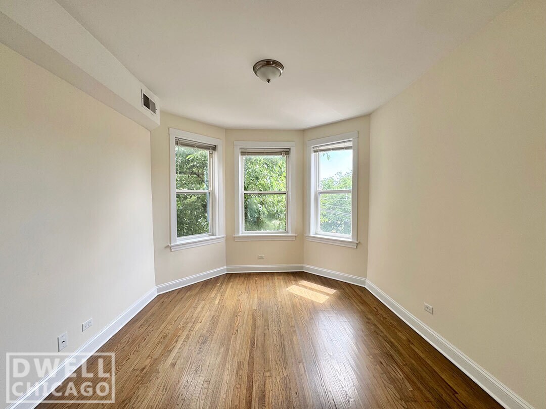 Foto principal - 2816 N Troy St