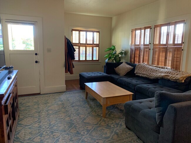 Foto del edificio - 299 E Commercial St