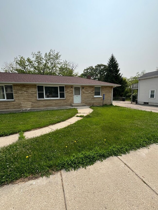 Building Photo - 8205-8207 Antioch Rd