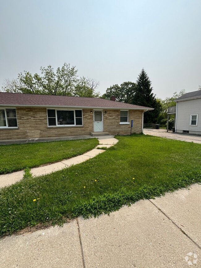 Building Photo - 8205-8207 Antioch Rd