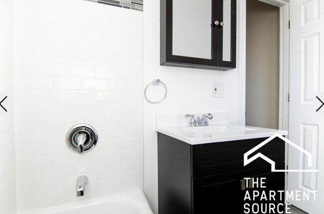 Building Photo - 648.5 W Roscoe St