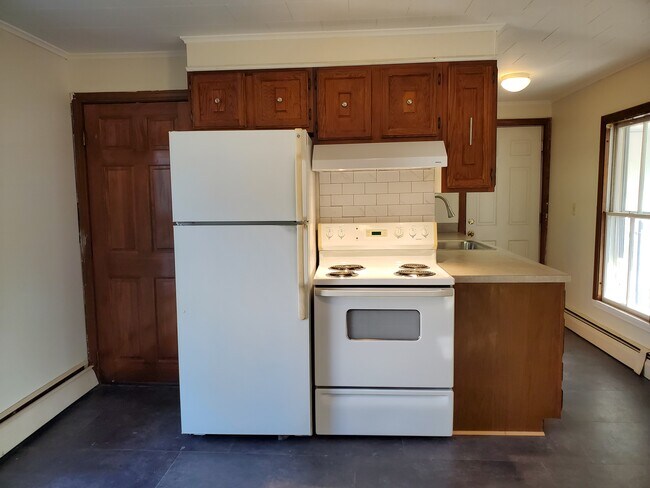 Stove has new elements and new exhaust fan - 484 Main St