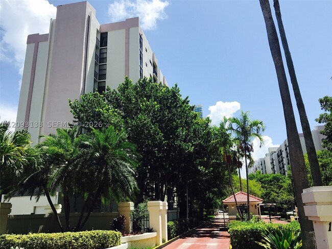 Foto del edificio - 17121 N Bay Rd