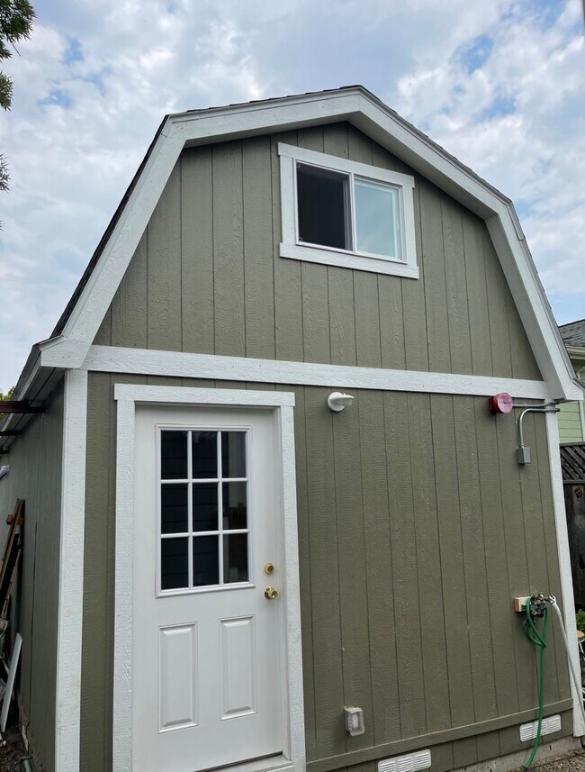 Guest House Exterior - Entrance 1 - 515 Mountain View Ave