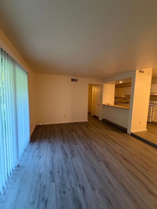 Building Photo - Charming 2 Bedroom, 2 Bath Condo available in South Charlotte!