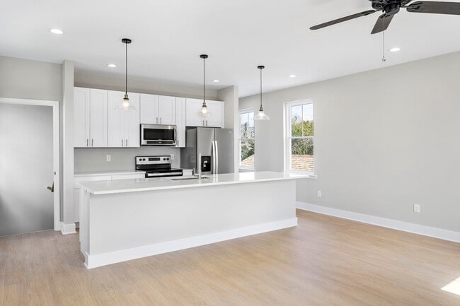 Building Photo - 2028 Arbutus Ave