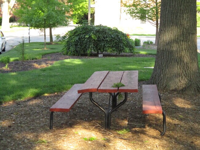 Hoover island picnic table - 7558 Hoover Ave