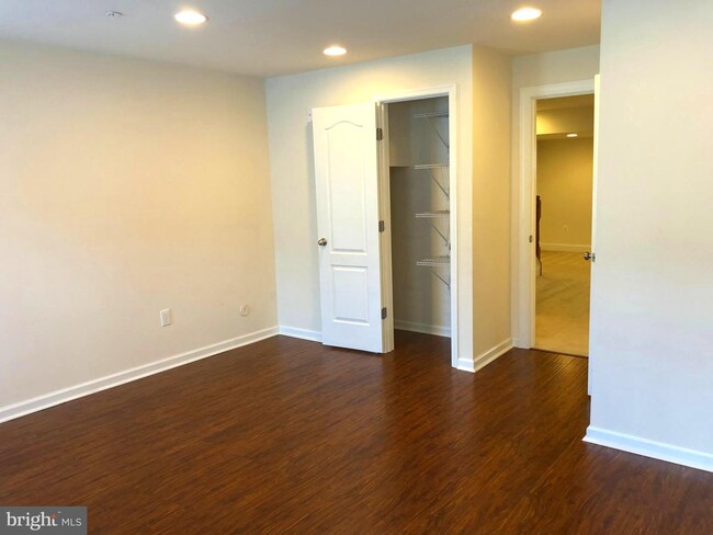 Building Photo - 1209 Shenandoah Square N
