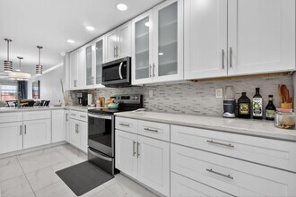 Building Photo - 5675 Queen Palm Ct