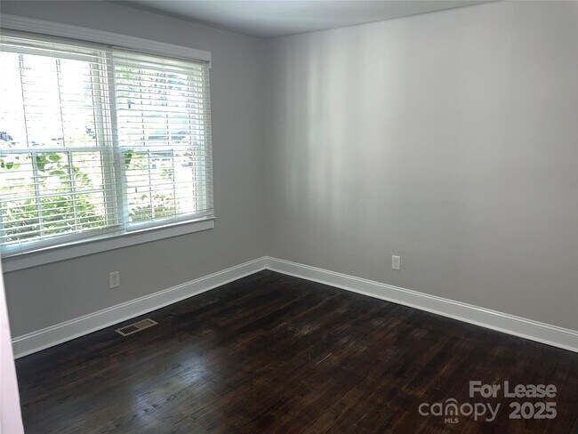 Foto del edificio - 1826 Merriman Ave