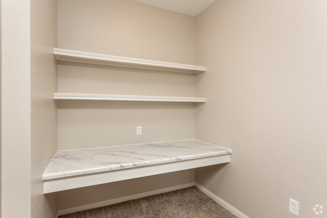 1HAB, 1BA - 843 ft² - Escritorio empotrado y espacio de trabajo - The Oaks at Bentwater