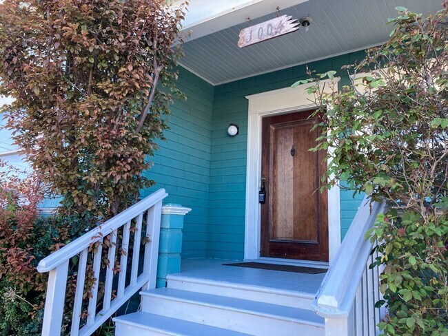 Foto del edificio - This pet-friendly colonial-style home features very large rooms!