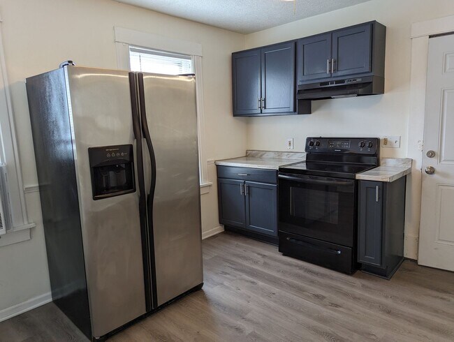 Building Photo - AVAILABLE NOW! Quiet West Allis Upper for ...