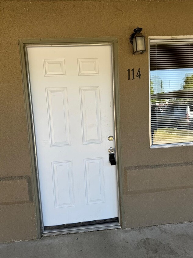 Primary Photo - 1262 N Marks Ave