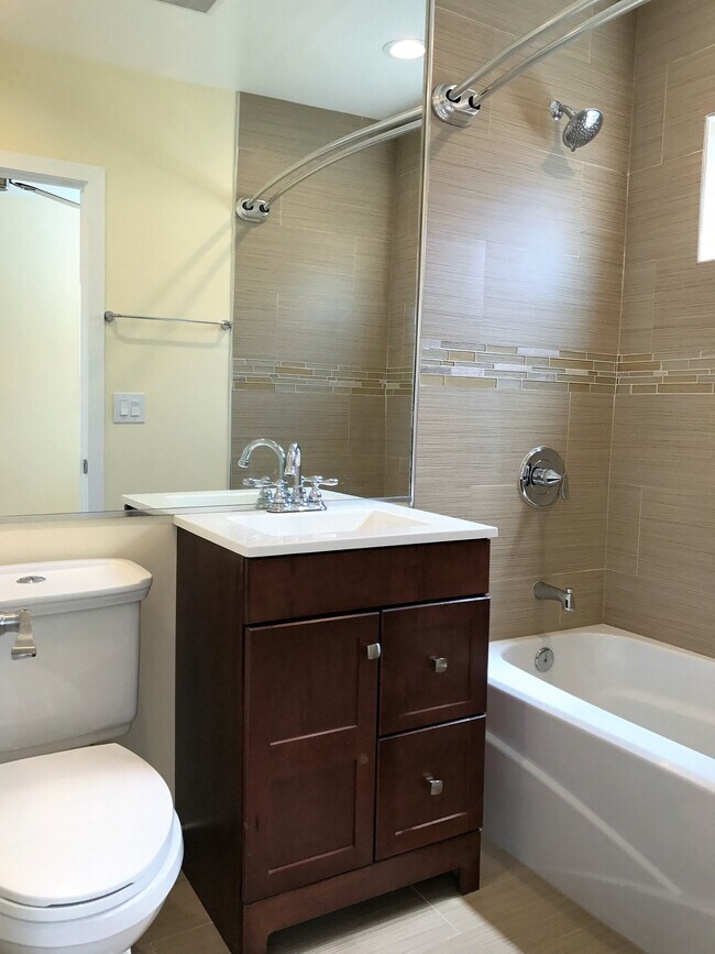 Baño - 886-894 E 43rd Pl