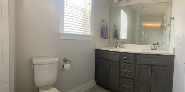Baño compartido en la planta superior - 1507 Washington St