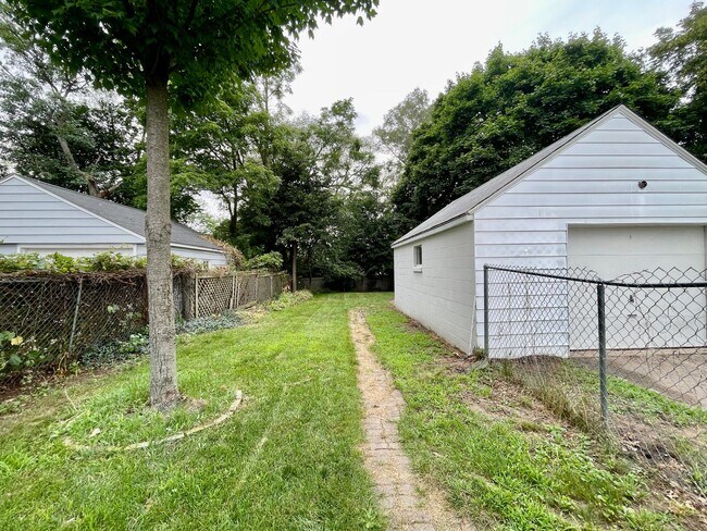 Building Photo - Three Bedroom Home in Northeast Grand Rapids
