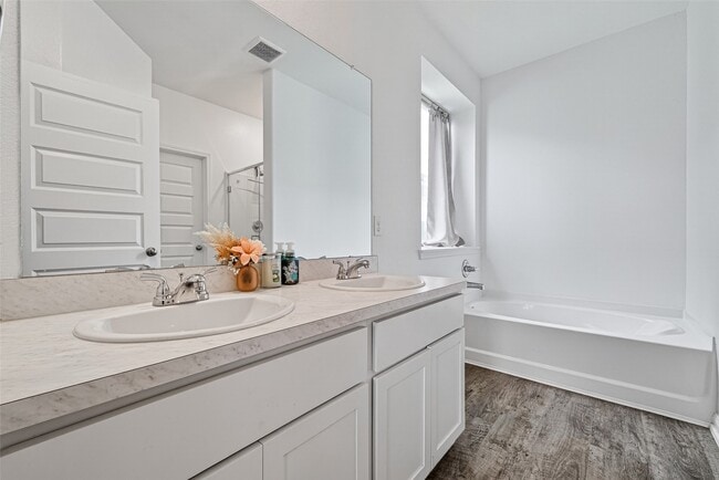 Building Photo - 8006 Barret Travis Ct