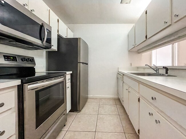 Foto del edificio - ROOM FOR RENT Charming 1/1 in University T...