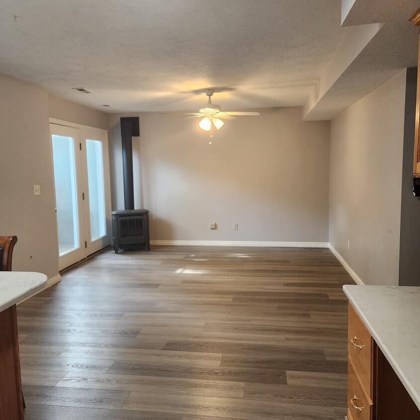 Living area--open to kitchen area - 1667 W Brigadoon Park Dr