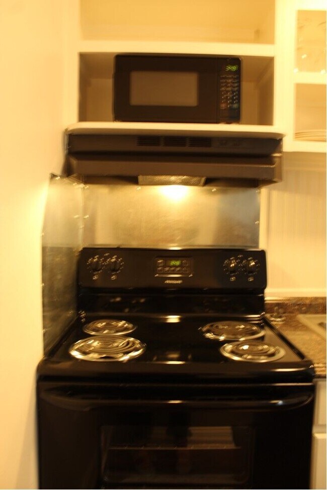 La cocina también cuenta con una estufa eléctrica de tamaño completo y un microondas. - 3813 Gallatin Pike