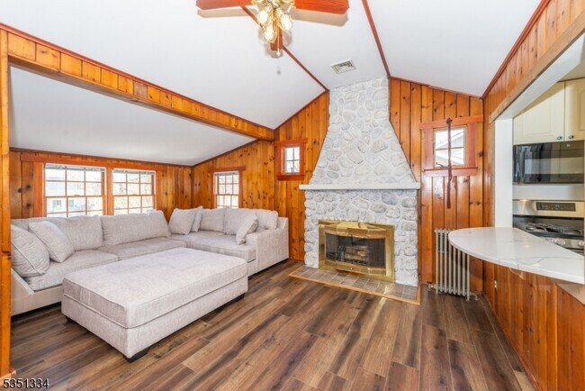 Foto del edificio - 53 Laurel Dr