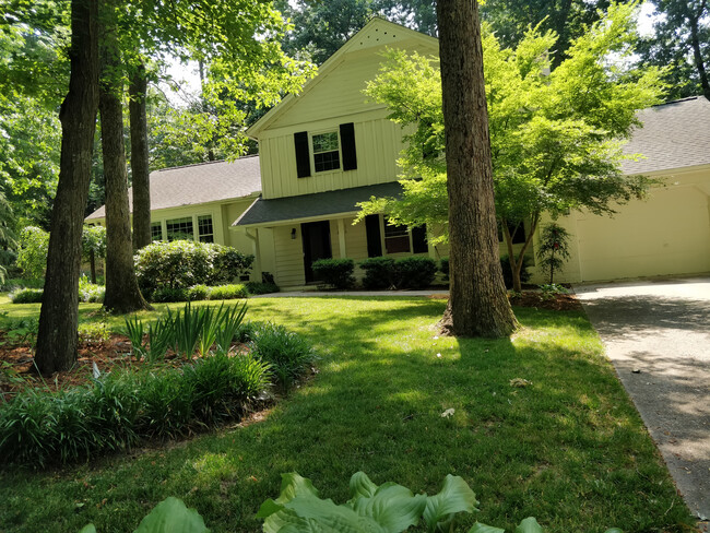 Building Photo - Room in House on Kilarney Dr