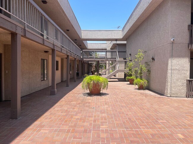Foto del edificio - 15215 Magnolia Blvd