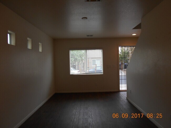 Foto del edificio - 3 Bedroom Single Family