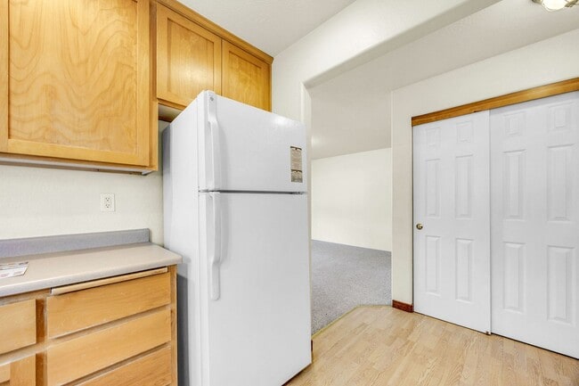 Building Photo - Comfortable 2-Bedroom Apartment in Desirable East Medford