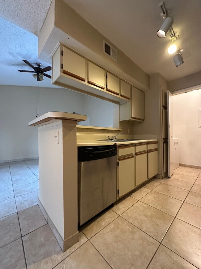 Foto del edificio - 5545 Devonbriar Way