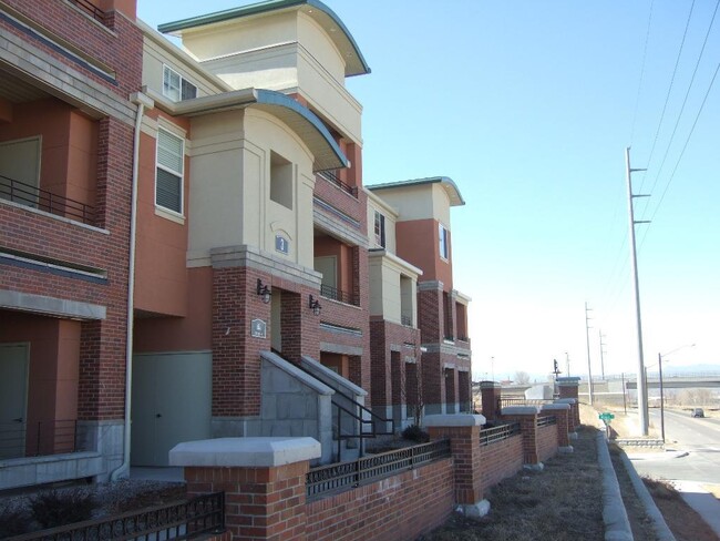 Building Photo - Convenient and Spacious 2BR/2.5BA in Park ...