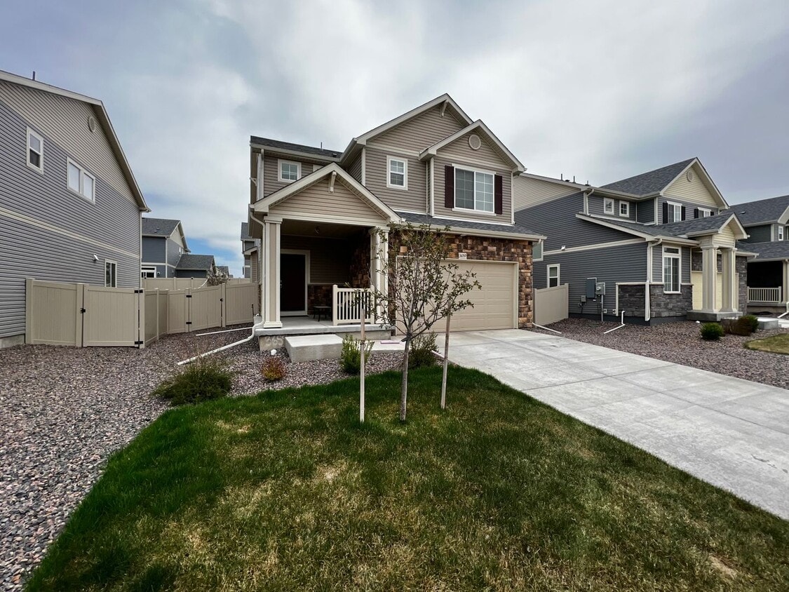 Primary Photo - Stunning 4 bed 3.5 bath in Johnstown. Avai...