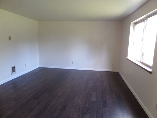 Building Photo - Cute 3-Bedroom Duplex With Large Yard and ...