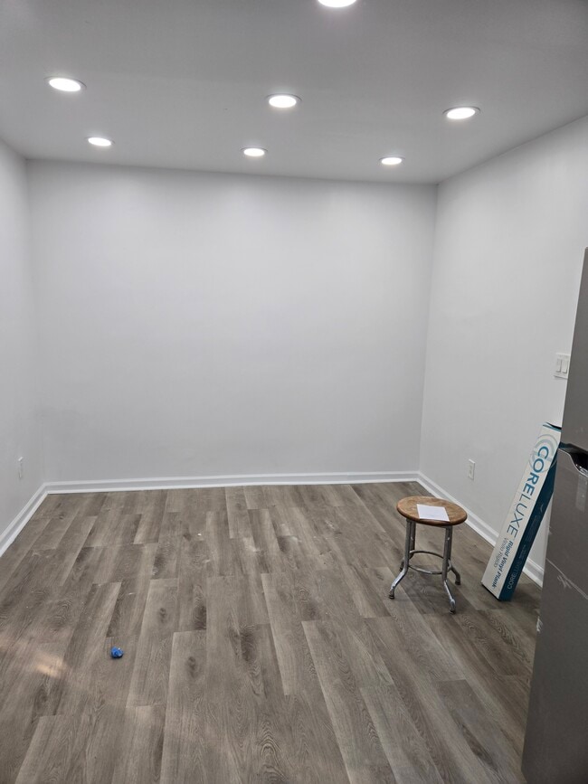 Dining area - 716 E 58th St
