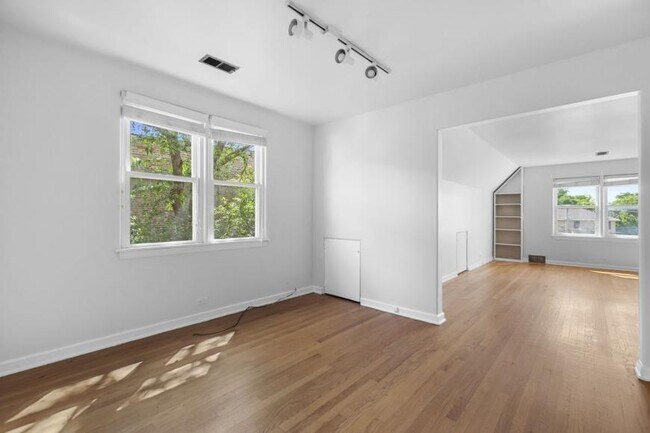 Building Photo - 2 bedroom in Chicago IL 60613