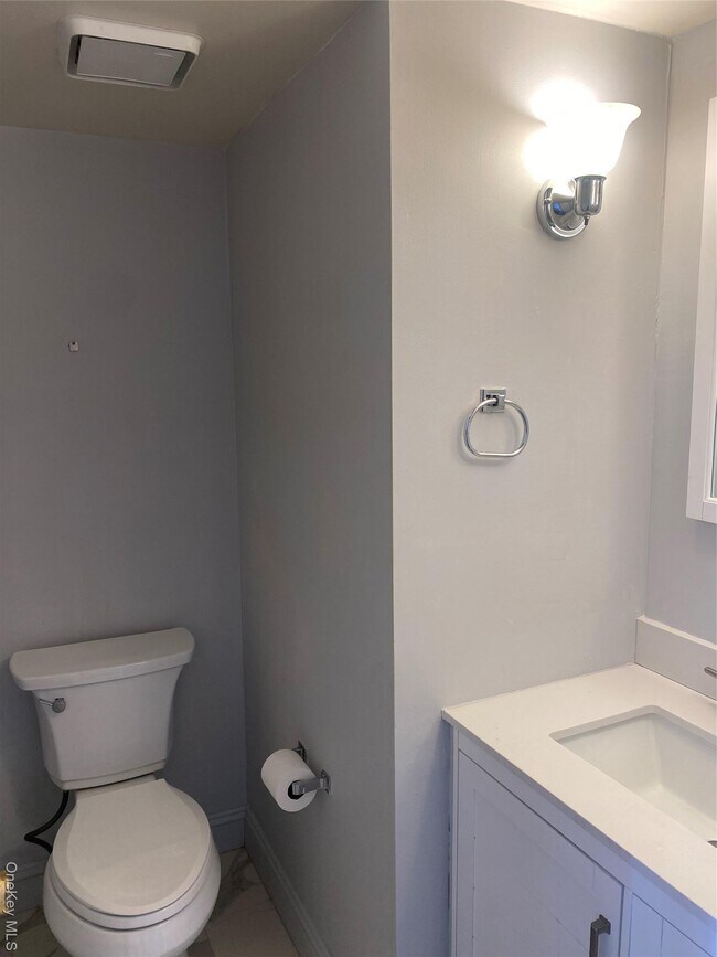 Foto del edificio - 110 Theodore Fremd Ave