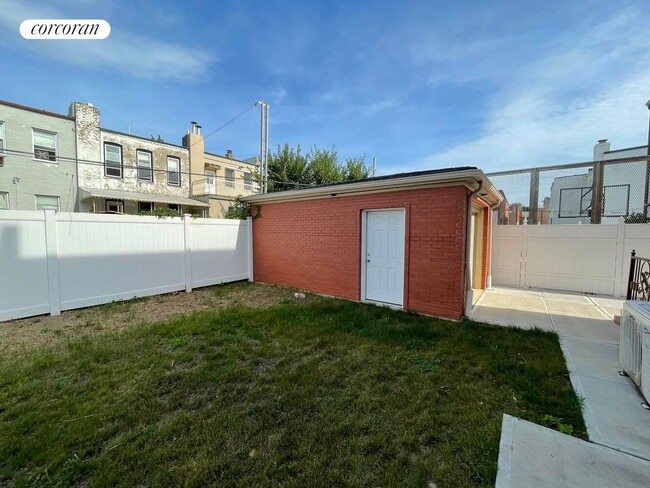 Building Photo - 2416 E 15th St