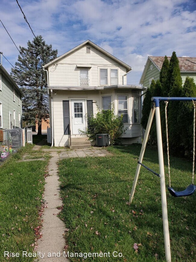 Building Photo - 3 br, 1.5 bath House - 840 E. Main St