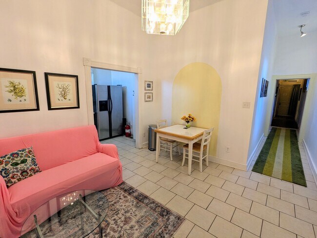 Al entrar al apartamento el salón-comedor y la cocina están a su izquierda, los dormitorios más adelante. - 1816 W Grace St
