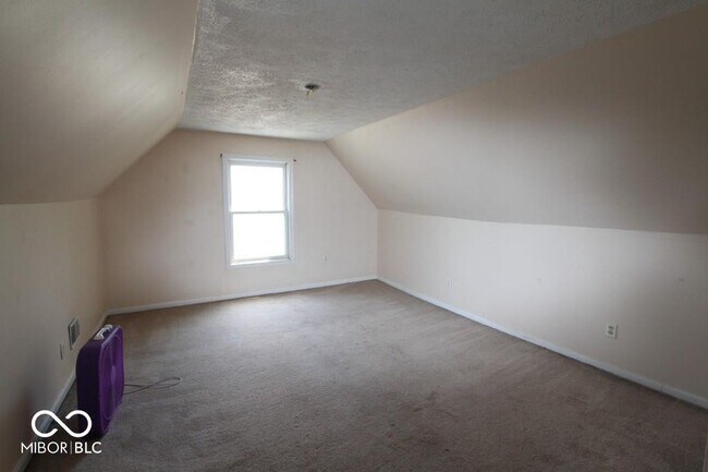 Foto del edificio - 879 S Tompkins St